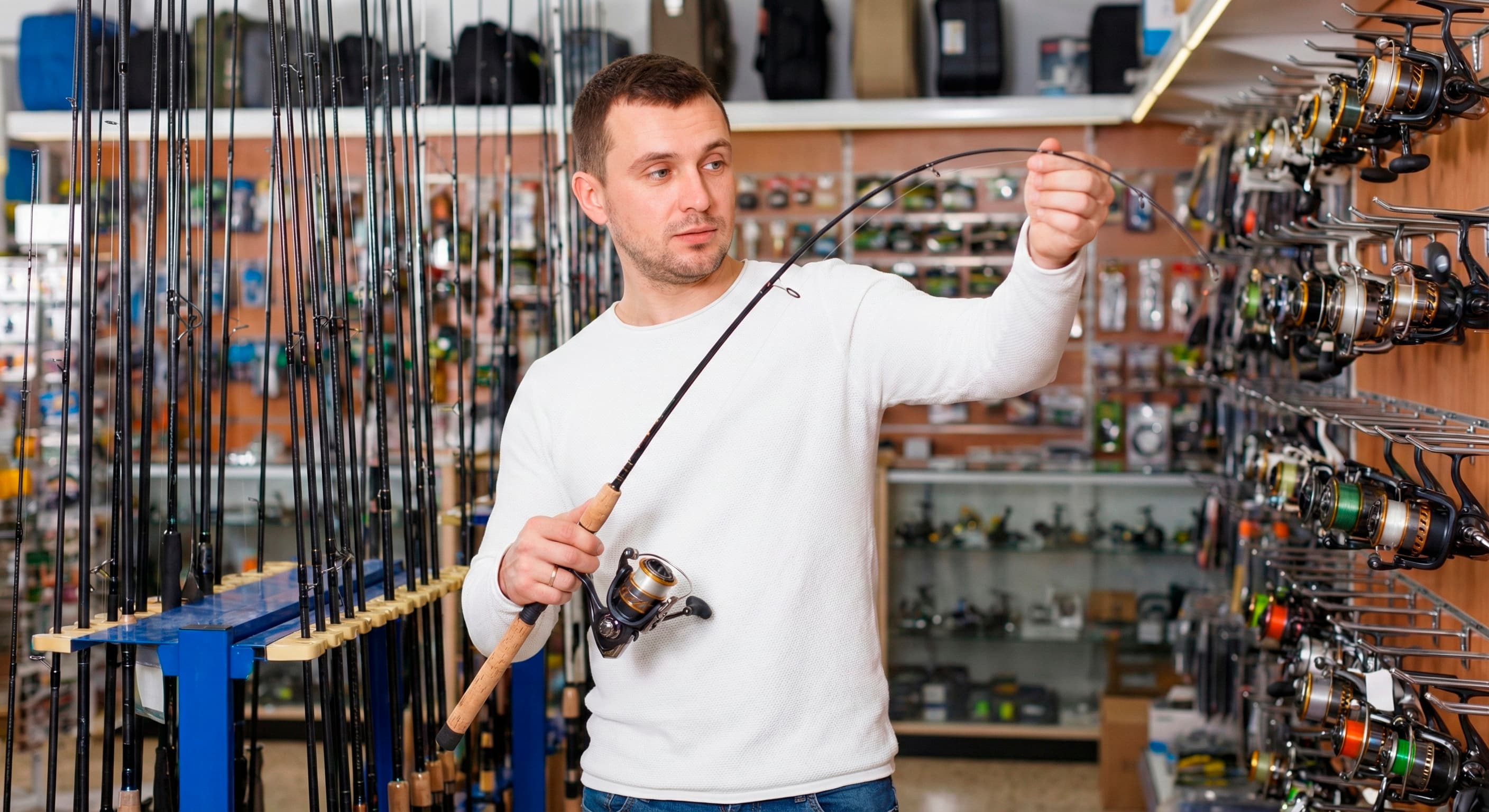 Современный спиннинг рядом с катушкой