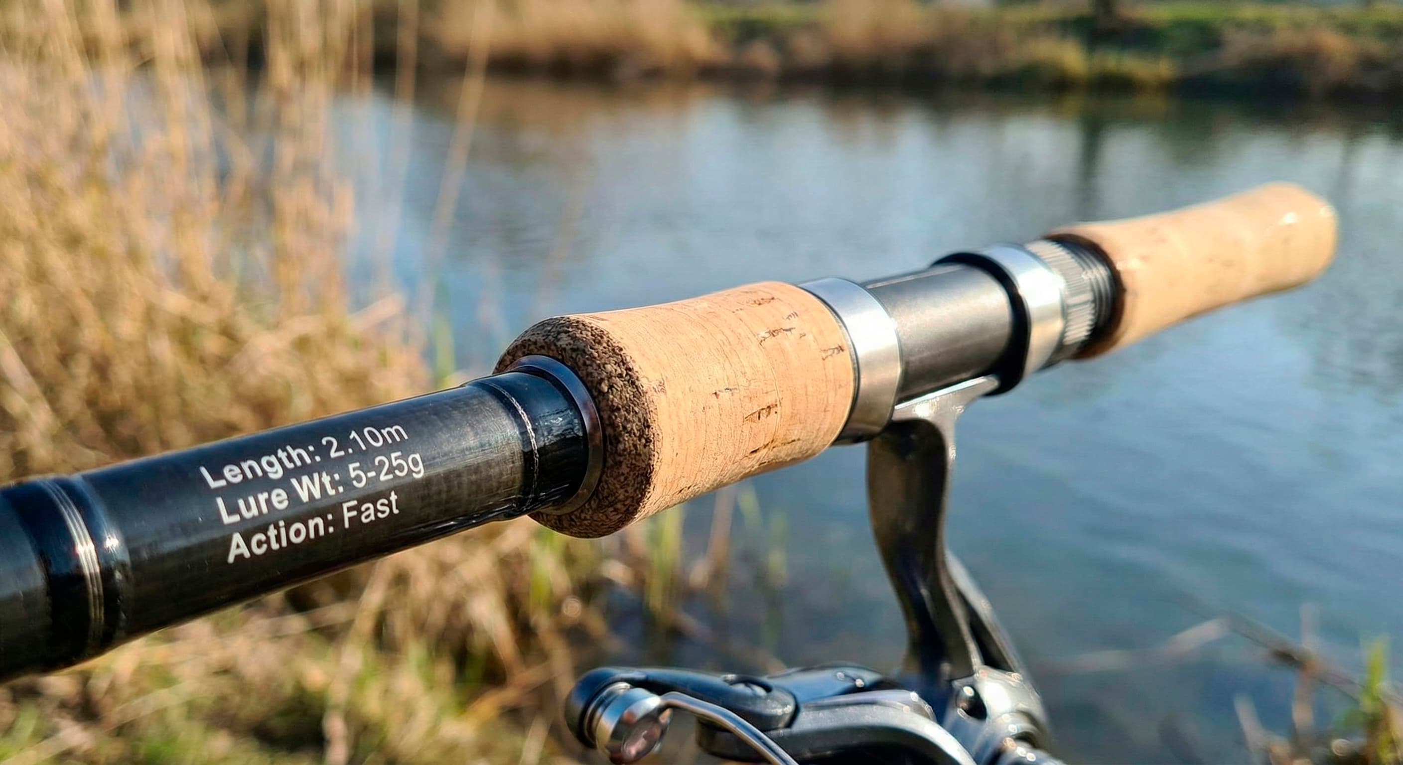 Современный спиннинг рядом с катушкой